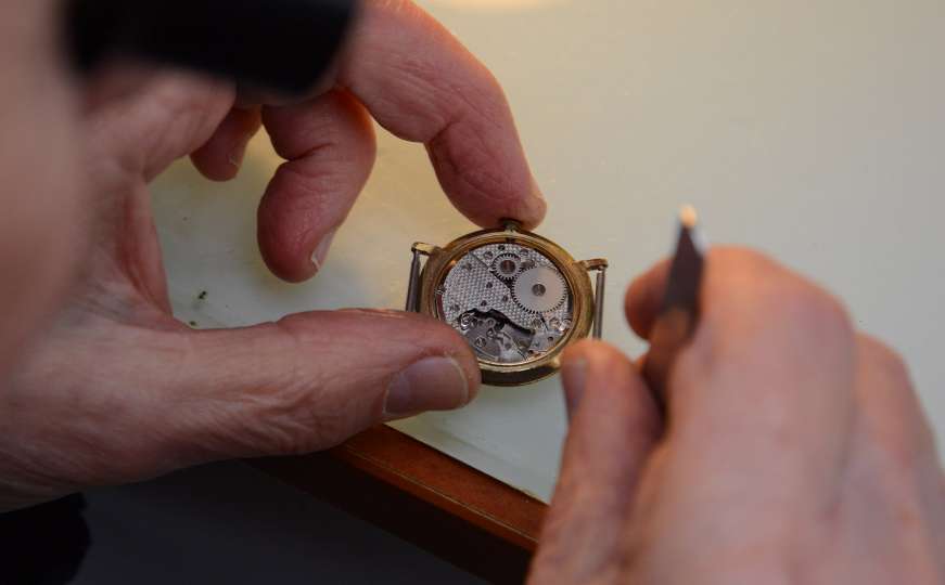 Mostarac Ekrem Duvnjak pola stoljeća popravlja satove uz sevdalinke